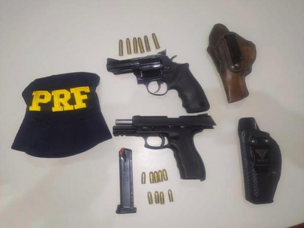 As armas foram encontradas no porta-luvas e no porta-malas de um veículo abordado pela PRF.(Imagem:Divulgação/PRF)