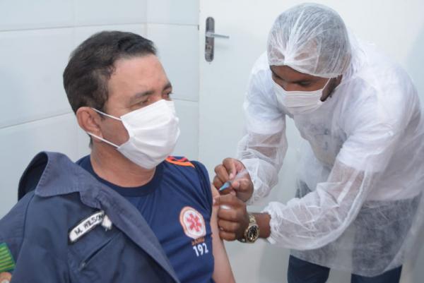 Vacina contra Covid-19 chega a trabalhadores do SAMU de Floriano(Imagem:SECOM)