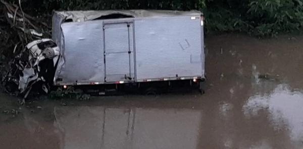 Caminhão-baú cai de ponte na BR-343 e duas pessoas ficam feridas, no Piauí.(Imagem:Reprodução)