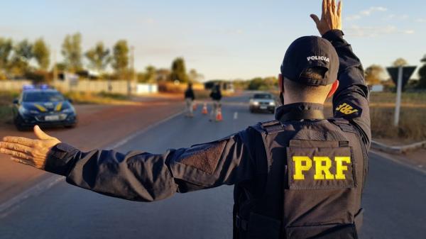 Agente da PRF durante operação em rodovia federal.(Imagem:PRF/Divulgação)