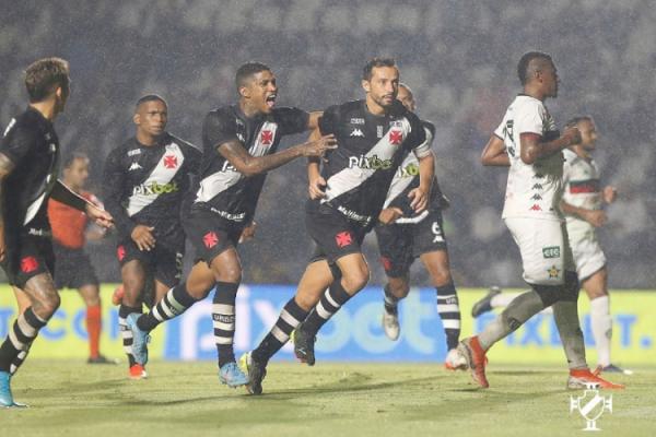 Nome da partida, Nenê foi homenageado com uma placa comemorativa antes do apito inicial e ganhou uma camisa com o número alusivo à marca pelo Vasco.  Em campo, não teve tão inspira(Imagem:Reprodução)