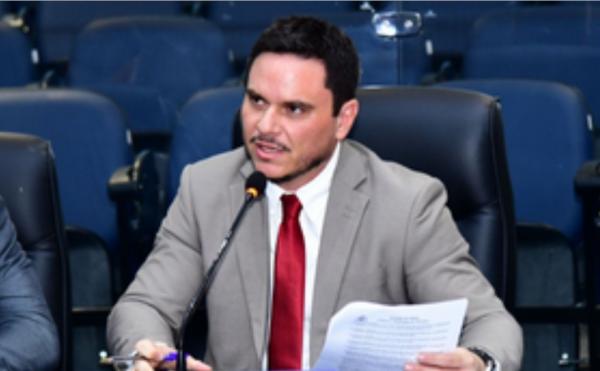 Vereador Carlos Eduardo cobra cumprimento da lei de acesso à informação de saúde do florianense.(Imagem:CMF)