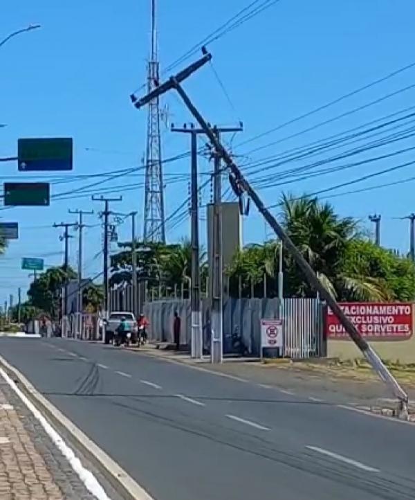 Caminhão atinge fiação e derruba dois postes de energia elétrica em avenida de Floriano(Imagem:Reprodução)