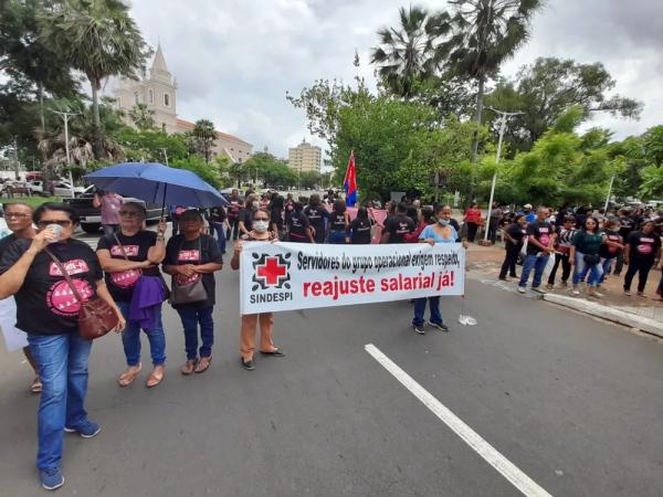 Professores estaduais do Piauí protestam contra aprovação de PL sem reajuste linear para a categoria.(Imagem:Jonas Carvalho/TV Clube)