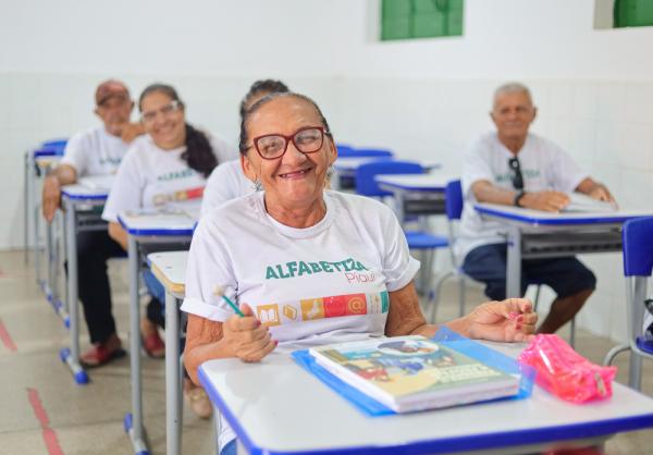 Seduc realiza pagamento de bolsa para mais de 3 mil estudantes do Alfabetiza Piauí(Imagem:Divulgação)
