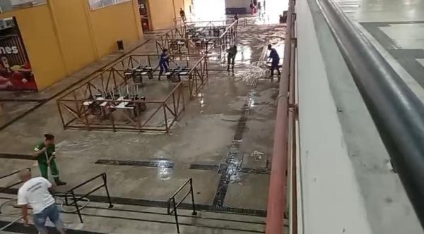 Mercado P&uacute;blico de Floriano passa por limpeza ap&oacute;s o Carnaval.(Imagem:Reprodu&ccedil;&atilde;o)