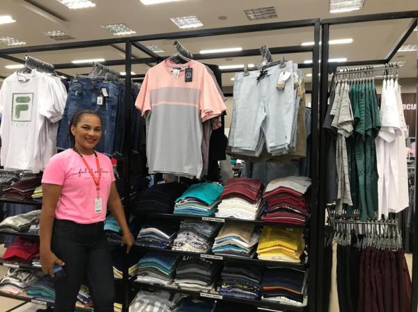Jaqueline Santos, chefe do setor de confecções do Armazém Paraíba.(Imagem:FlorianoNews)