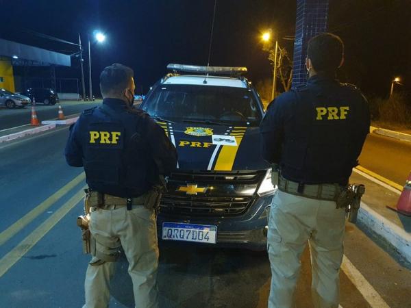 Polícia Rodoviária Federal prende dois homens durante fiscalização de rotina no Piauí.(Imagem:Divulgação/PRF)