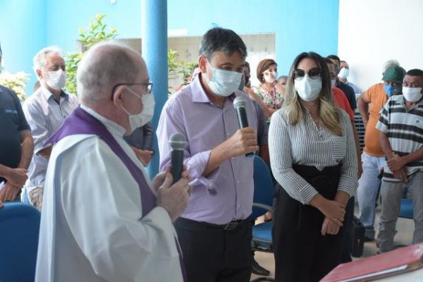 Governador esteve presente no velório de Assis Carvalho.(Imagem: Divulgação)