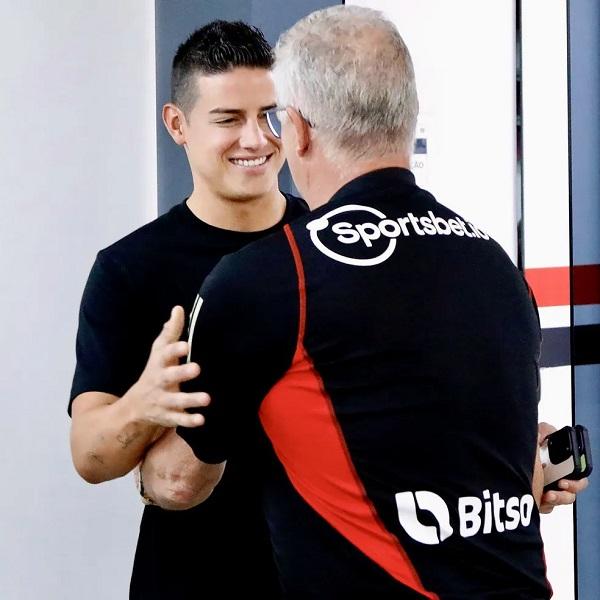 James Rodríguez conversa com Dorival Júnior no CT do São Paulo.(Imagem:São Paulo FC)
