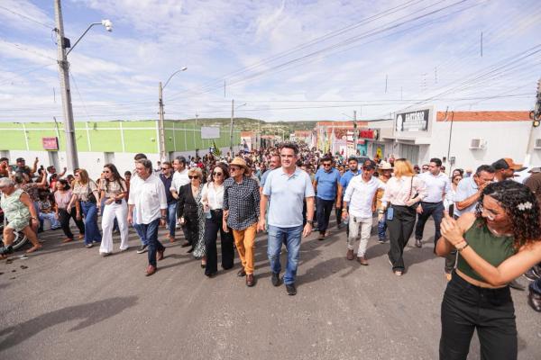  Ciro Nogueira inaugura quadra escolar e anuncia novos investimentos durante agenda pelo Piau&iacute;.(Imagem:Ascom)