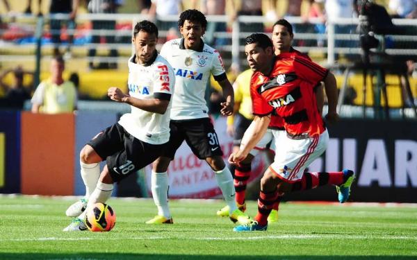 Ibson enfrenta o Flamengo com a camisa do Corinthians, em 2013.(Imagem:Marcos Ribolli / Globoesporte.com)