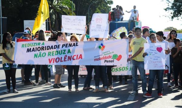 Ativistas, conselheiros tutelares, coletivos, f&oacute;runs e organiza&ccedil;&otilde;es da sociedade civil participam de caminhada contra a redu&ccedil;&atilde;o da maioridade penal, na Esplanada dos Minist&eacute;rios.(Imagem:Jos&eacute; Cruz/Ag&ecirc;ncia Brasil)