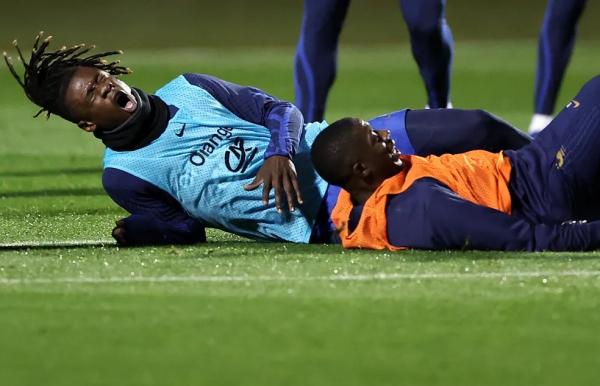 Camavinga sofreu a lesão após choque com Dembélé, durante treino da França.(Imagem: AFP)