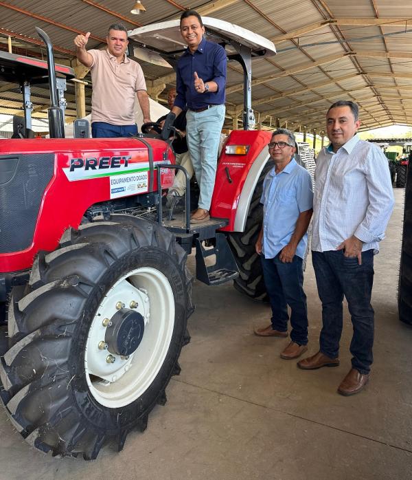 Dr Francisco entrega tratores e colmeias para fortalecer agricultura familiar no Piauí(Imagem:Ascom)