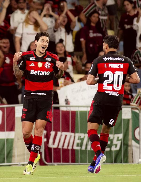 Pedro comemora um gol com Paquet&aacute; no Flamengo.(Imagem:Adriano Fontes / Flamengo)