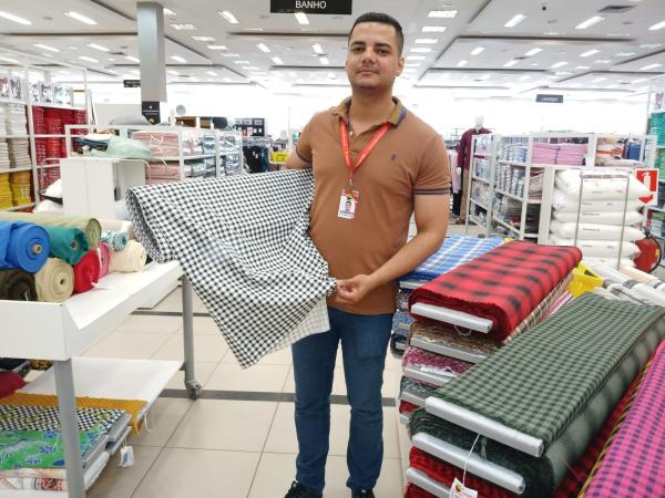 Ramires, chefe do setor de tecidos do Armazém Paraíba.(Imagem:FlorianoNews)