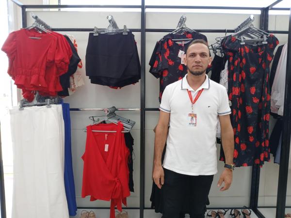 Wagner, chefe do setor de confecções.(Imagem:FlorianoNews)