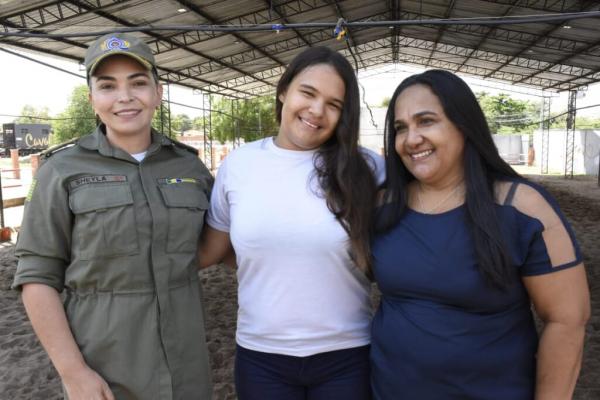 Major Sheyla Chaves, com Daniele Costa e a mãe, Maria Costa.(Imagem:Francisco Leal)