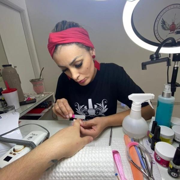 Andressa Urach investe na profissão de esteticista e manicure(Imagem:Reprodução)