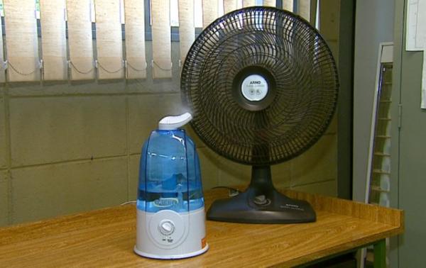 Combinar ventilador e vaporizador ajuda a minimizar o calor.(Imagem:Ely Venâncio/EPTV)