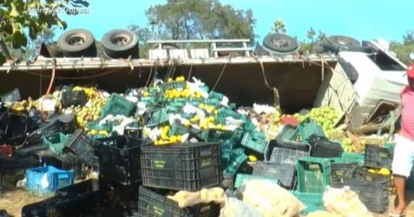 Caminhão carregado de frutas tomba na BR-230 em Barão de Grajaú(Imagem:Reprodução/TV Tropical)