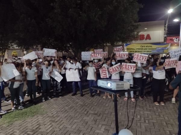 Profissionais da educação de Floriano fazem manifestação durante solenidade partidária(Imagem:FlorianoNews)