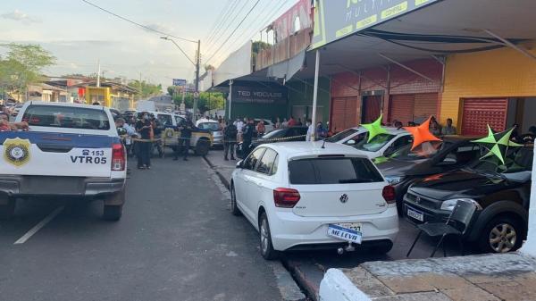 Ainda segundo testemunhas, o homem chegou à loja em um carro e logo em seguida outro veículo chegou, onde estavam os autores dos disparos.  Após ser baleada, a vítima caiu entre do(Imagem:Reprodução)