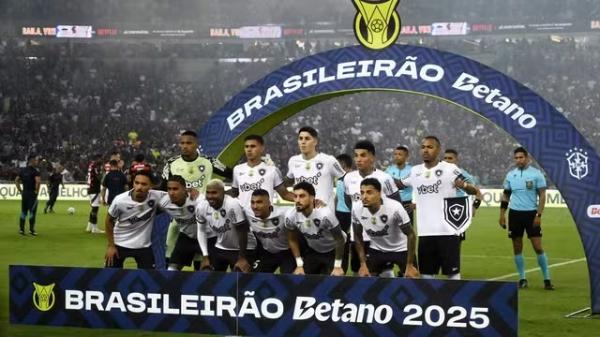 Time do Botafogo posa antes de enfrentar o Flamengo pelo Brasileirão 2025.(Imagem:André Durão)