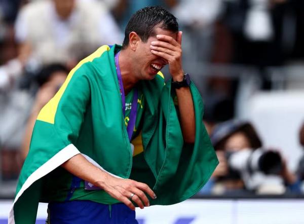 Caio Bonfim chora ao saber que foi campeão mundial em Tóquio.(Imagem:Edgar Su/Reuters)