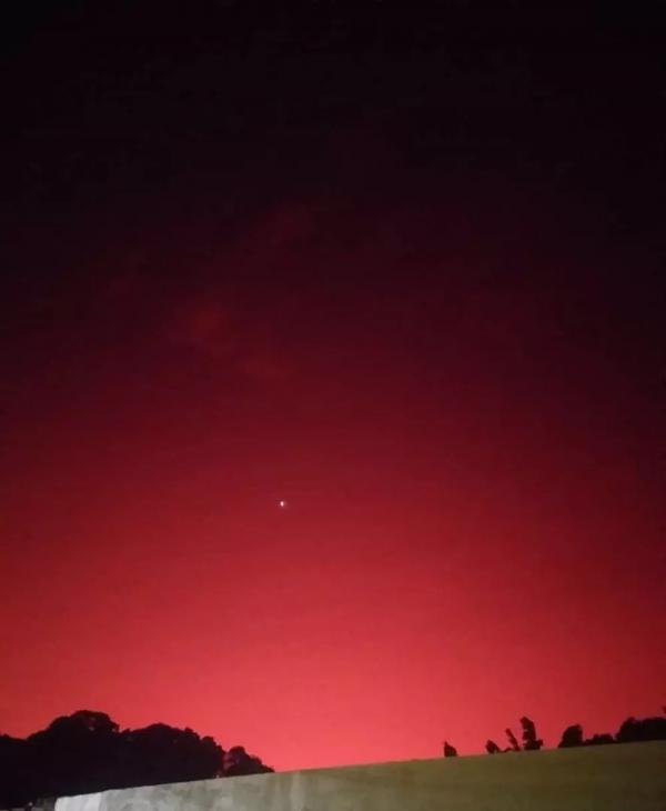  Céu amanhece com tons vermelhos em Campo Largo, no Piauí.(Imagem:Reprodução/Jorge Luís )