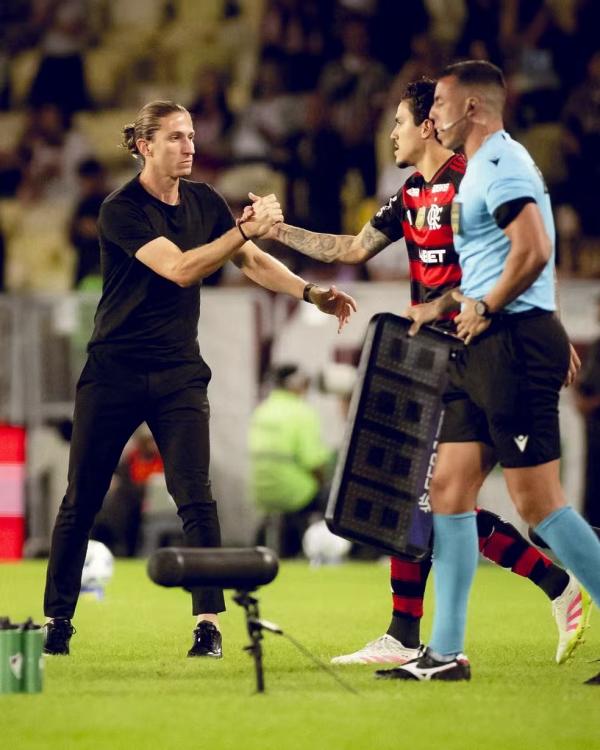 Filipe Luís e Pedro se cumprimentam em jogo do Flamengo.(Imagem:Adriano Fontes / Flamengo)