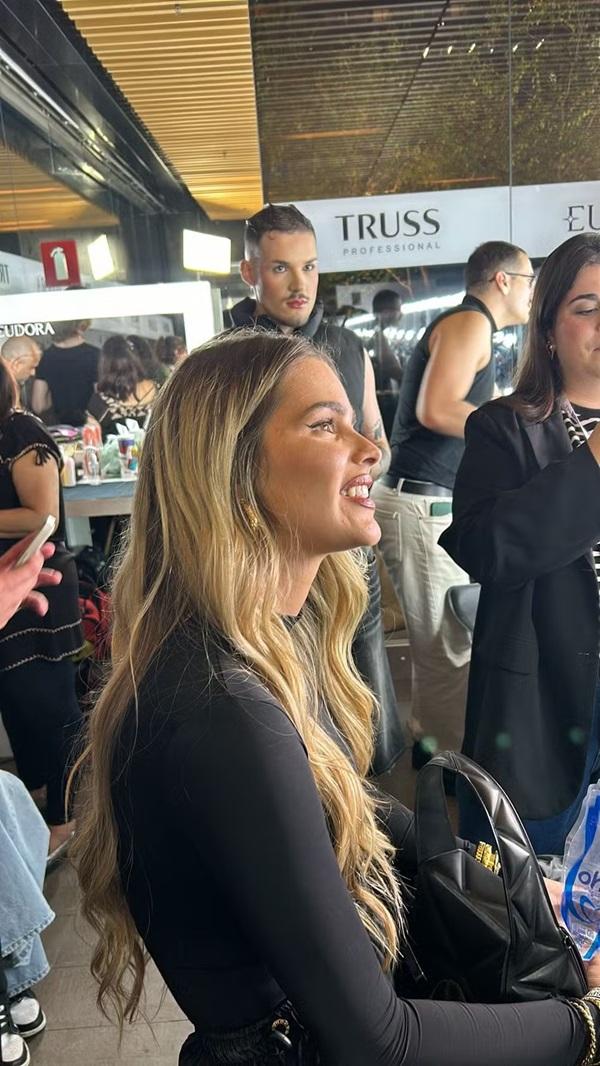 Yasmin Brunet nos bastidores da SPFW (Imagem:Matheus Phyno)