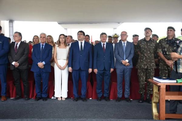  Ministro do Desenvolvimento e Assistência Social, Wellington Dias, e o governador Rafael Fonteles durante solenidade aos 200 anos da Batalha do Jenipapo.(Imagem: Divulgação/Ascom )