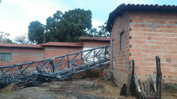 Torre destruiu duas casas na cidade de Palmeirais, no Norte do Piauí.(Imagem:Divulgação /PM)