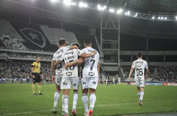 Vargas, Zaracho e Hulk celebram gol do Atlético contra o Botafogo.(Imagem:Pedro Souza/Atlético-MG)