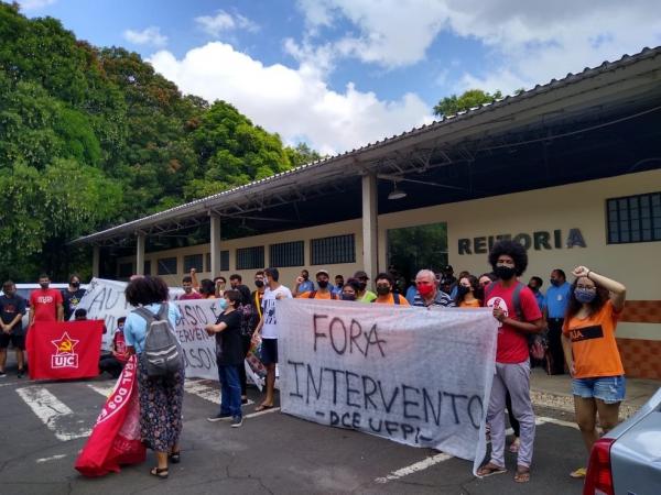 Ainda segundo Ellica, nenhum membro da reitoria e nem o reitor Gildásio dialogaram com os manifestantes durante o protesto. ?Ele não saiu e nem nos convidou a entrar, nem para conv(Imagem:Divulgação)