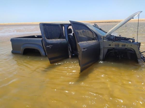 Carro foi encontrado sem rodas, partes do motor e até sem porta-objetos da cabine no mar do Piauí.(Imagem:Reprodução)