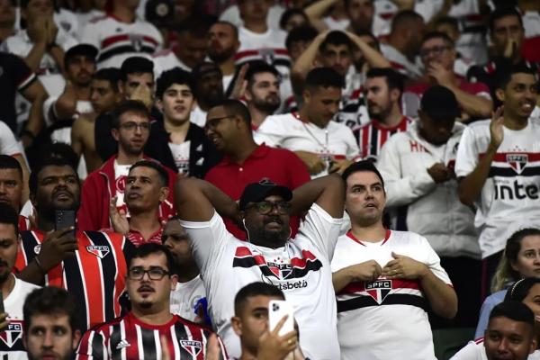  Torcida do São Paulo durante as cobranças de pênalti contra o Água Santa.(Imagem: Marcos Ribolli )