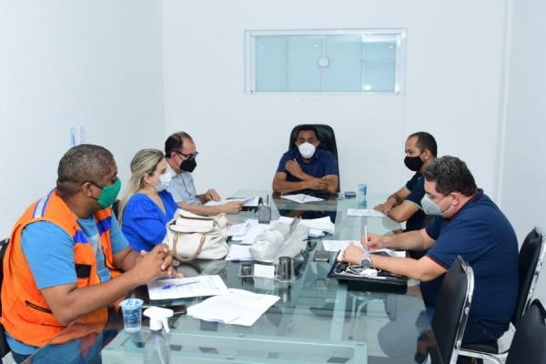 Secom Na noite desta quinta-feira, 6, uma reunião de trabalho levou ao gabinete do prefeito Joel Rodrigues, o vice-prefeito, Antônio Reis e secretários municipais.  Joel recebeu d(Imagem:Reprodução)