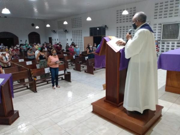 Fiéis da Igreja Católica celebram a Quarta-Feira de Cinzas em Floriano(Imagem:FlorianoNews)