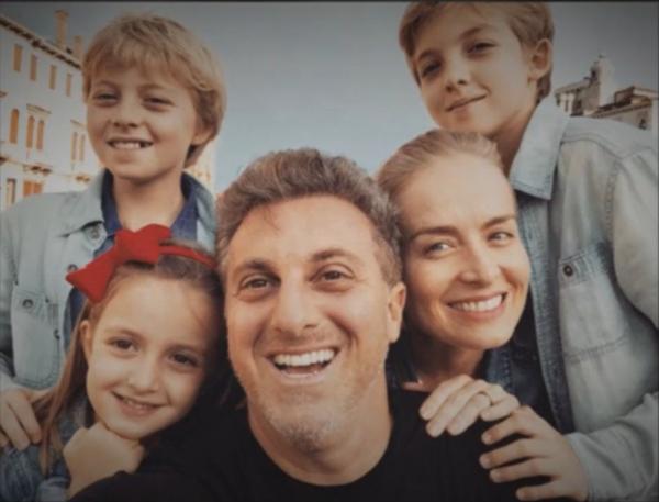 Angélica e Luciano Huck com os filhos, Joaquim, Benício e Eva.(Imagem:TV Globo)