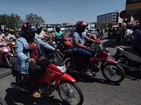 Servidores públicos realizam manifestação por reajuste salarial, em Floriano.(Imagem:FlorianoNews)