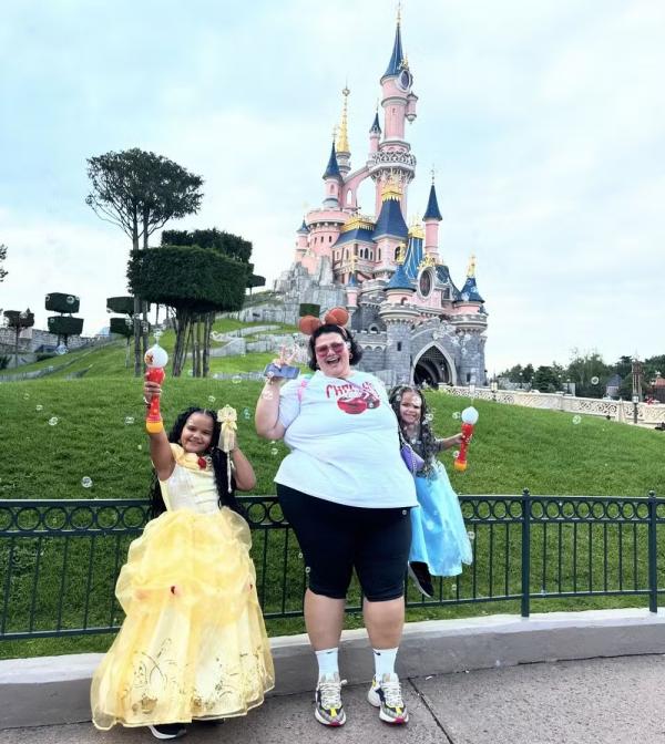 Thais Carla com Maria e Eva na Disney.(Imagem:Reprodução/Instagram)