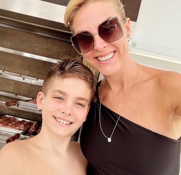 Ana Hickmann com o filho, Alezinho, em churrasco de aniversário.(Imagem:Reprodução/Instagram)