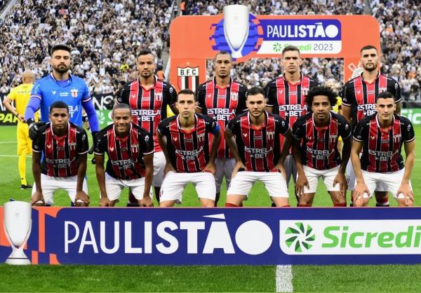 Time do Botafogo-SP antes do jogo contra o Corinthians.(Imagem:Marcos Ribolli)