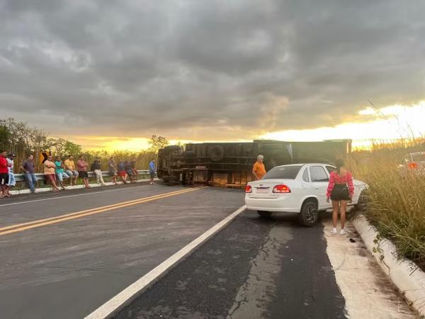 BR-343 fica interditada após caminhão de equipamentos eletrônicos tombar entre Altos e Campo Maior, no PI.(Imagem:Maria Romero)