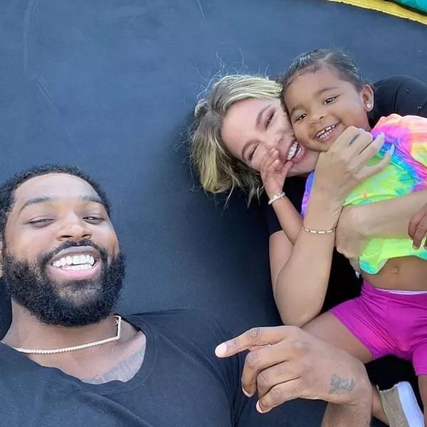 Tristan Thompson e Khloé Kardashian com a filha deles, True.(Imagem: Instagram)