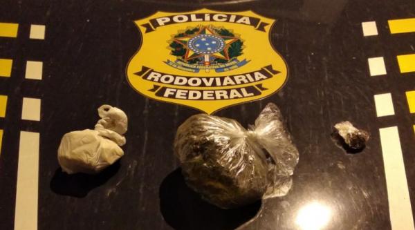 A droga foi descoberta na mochila da mulher que viajava em um veículo de passeio na condição de passageira e tinha como destino a cidade de Floriano.(Imagem:PRF)