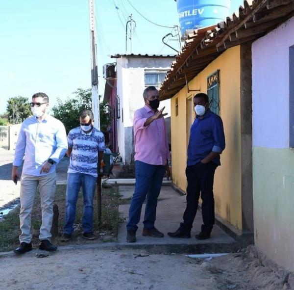 Joel Rodrigues acompanha trabalhos de campo para regularização fundiária no Cajueiro II(Imagem:SECOM)